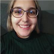 A niños, adolescentes y adultos para reforzar el idioma, ayudar a aprobar la asignatura de inglés y preparar para los exámenes de certificación como Cambridge (A1, A2, B1, C1), IELTS, Linguaskill y APTIS